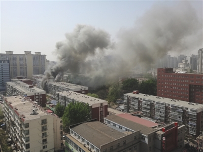 昨日，北京海淀區(qū)紅聯(lián)南村小區(qū)施工工地挖斷燃?xì)夤艿?，造成爆炸引發(fā)居民樓火災(zāi)，致1死2傷，發(fā)生爆炸起火現(xiàn)場(chǎng)濃煙滾滾。CICPHOTO/總匯 攝