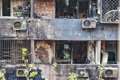 爆燃后的居民樓現(xiàn)場(chǎng)。