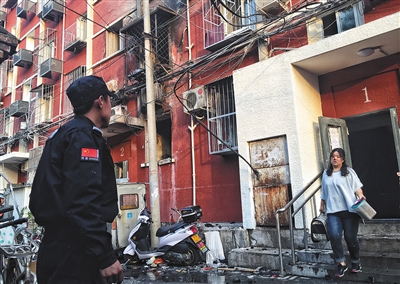 居民整理完家中的貴重物品后從居民樓走出。