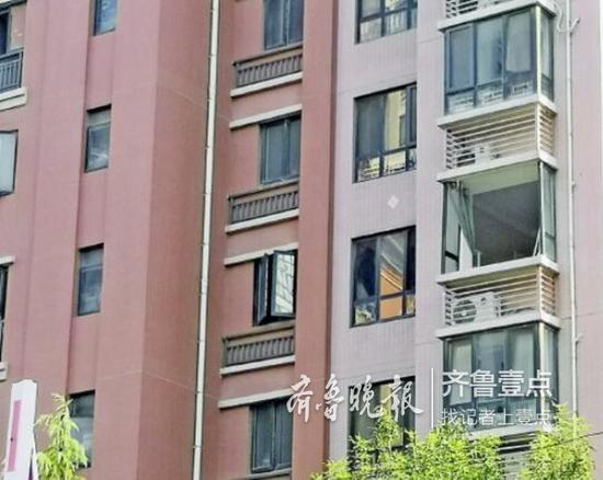 該住戶家的窗戶多處破損。 齊魯晚報(bào)·齊魯壹點(diǎn)記者 時(shí)培磊 攝