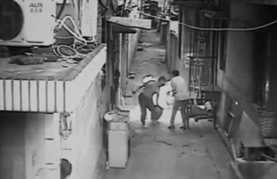 柳兆偉拖著冒火的煤氣瓶往河邊跑。視頻截圖